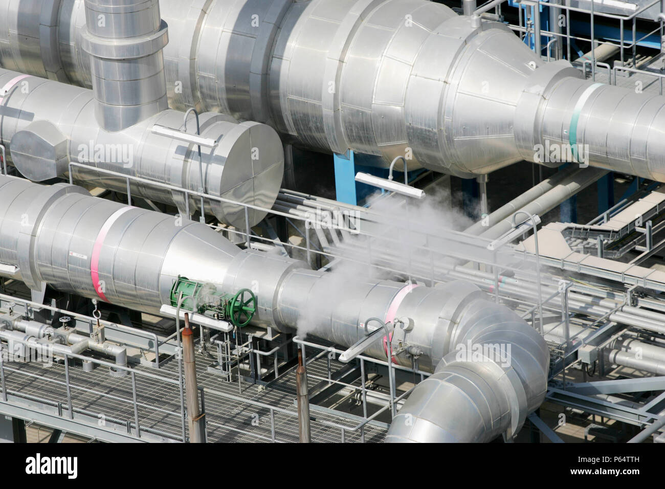 Rohrleitungen im Kraftwerk, Muscat, Oman Stockfoto