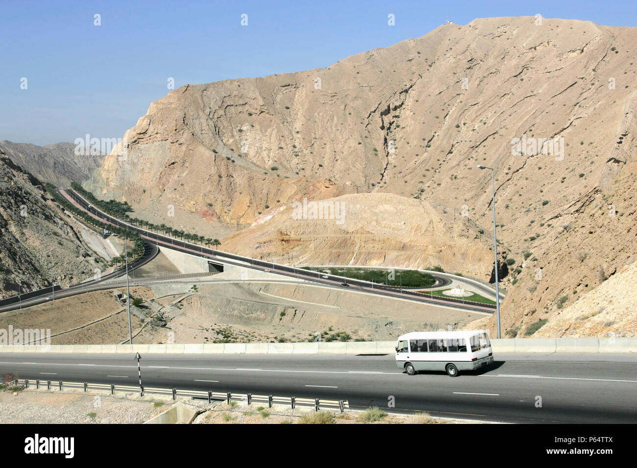 Der steile Hügel mit Autobahn außerhalb Muscat, Oman Stockfoto