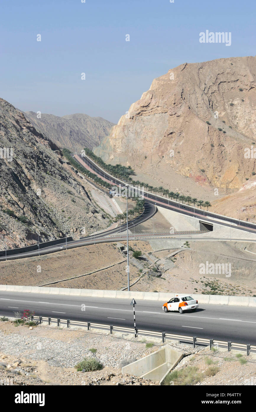 Der steile Hügel mit Autobahnen, die durch außerhalb von Muscat, Oman Stockfoto