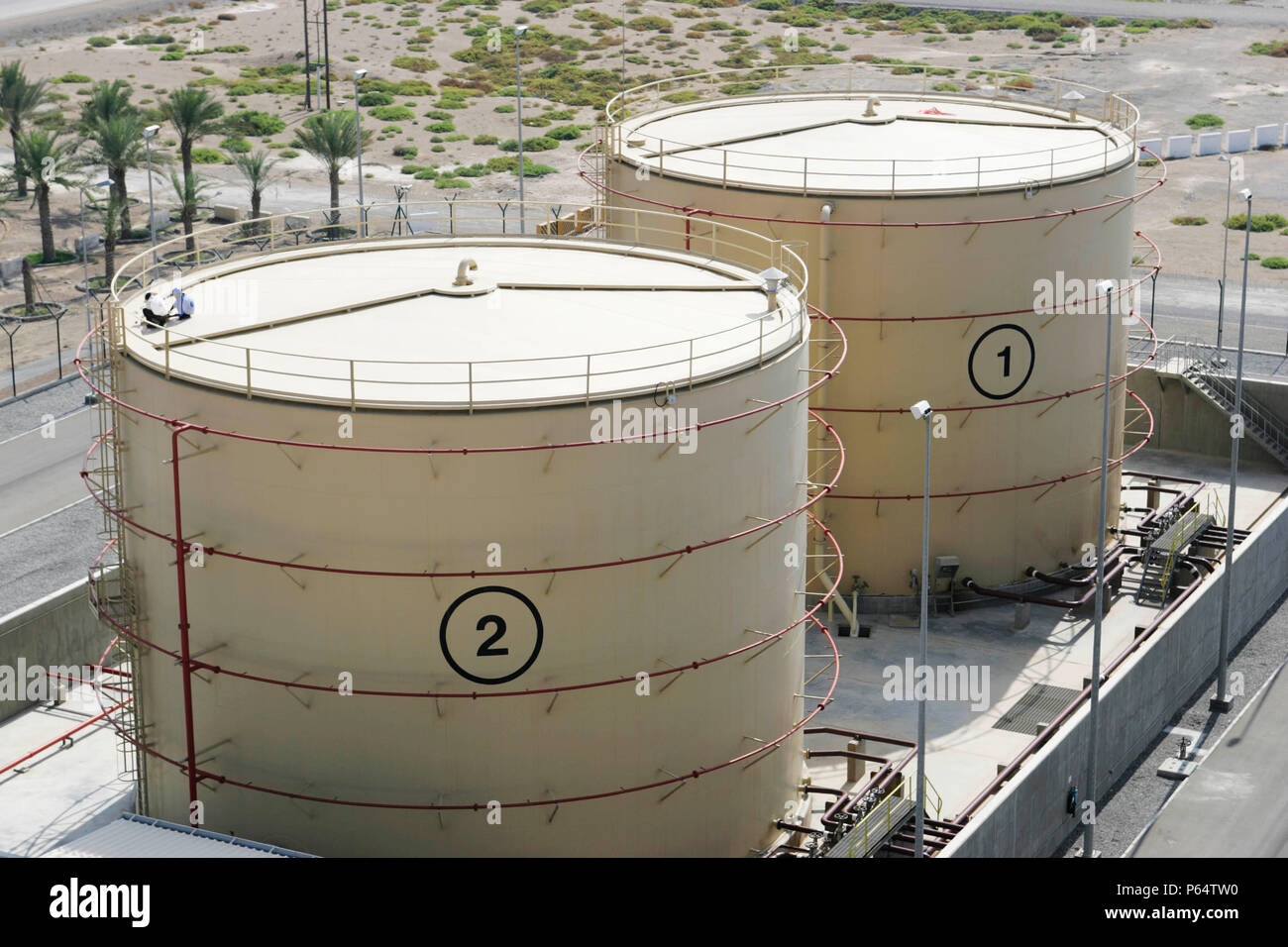 Lagertanks in einem Kraftwerk, Muscat, Oman Stockfoto
