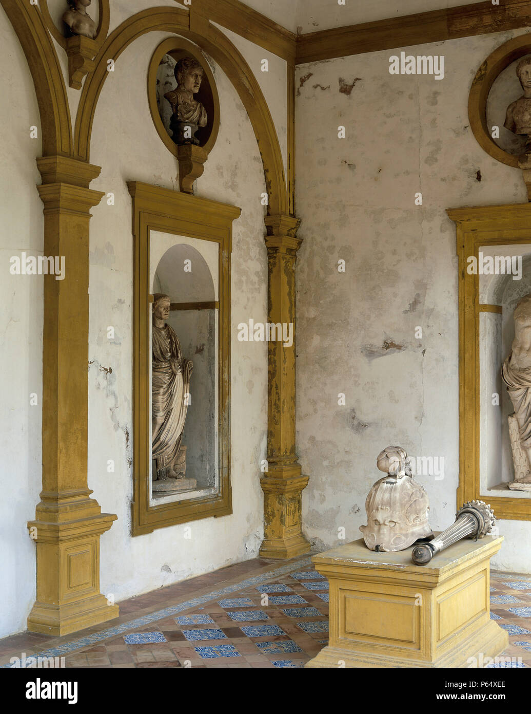 Alte Statuen auf der Wand mit Säulen, Casa de Pilatos, Sevilla, Spanien Stockfoto