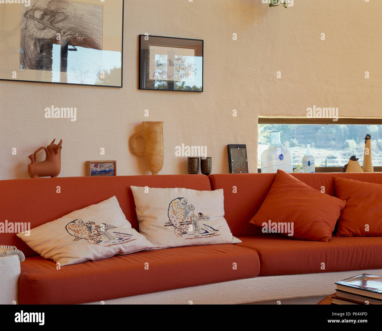 Anordnung der Verzierungen neben einer Couch Stockfoto