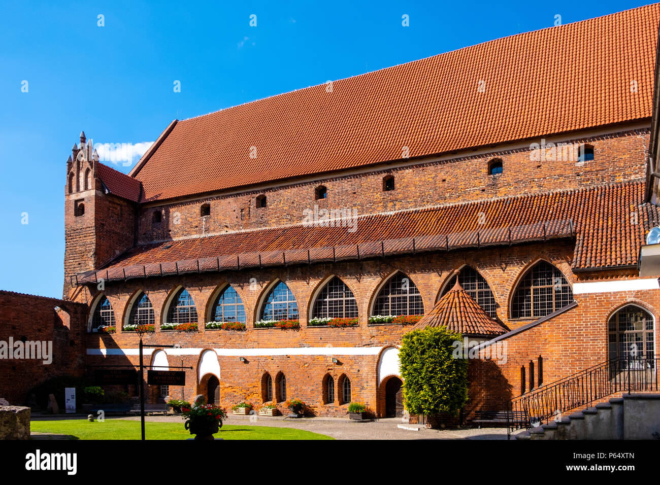 , Woiwodschaft Olsztyn/Polen - 2018/06/16: Main Wing und Innenhof des Ermland Bischöfe Schloss in der historischen Altstadt von Olsztyn Altstadt Stockfoto