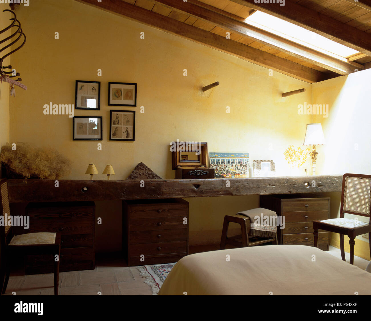 Teilweise mit Blick auf ein Schlafzimmer mit Dachfenster Stockfoto
