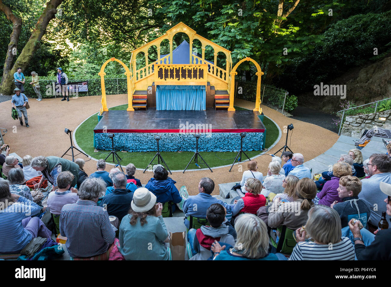 Eine Leistung Der Kaufmann von Venedig von Illyria Theater im Trebah Garten Amphitheater in Cornwall. Stockfoto