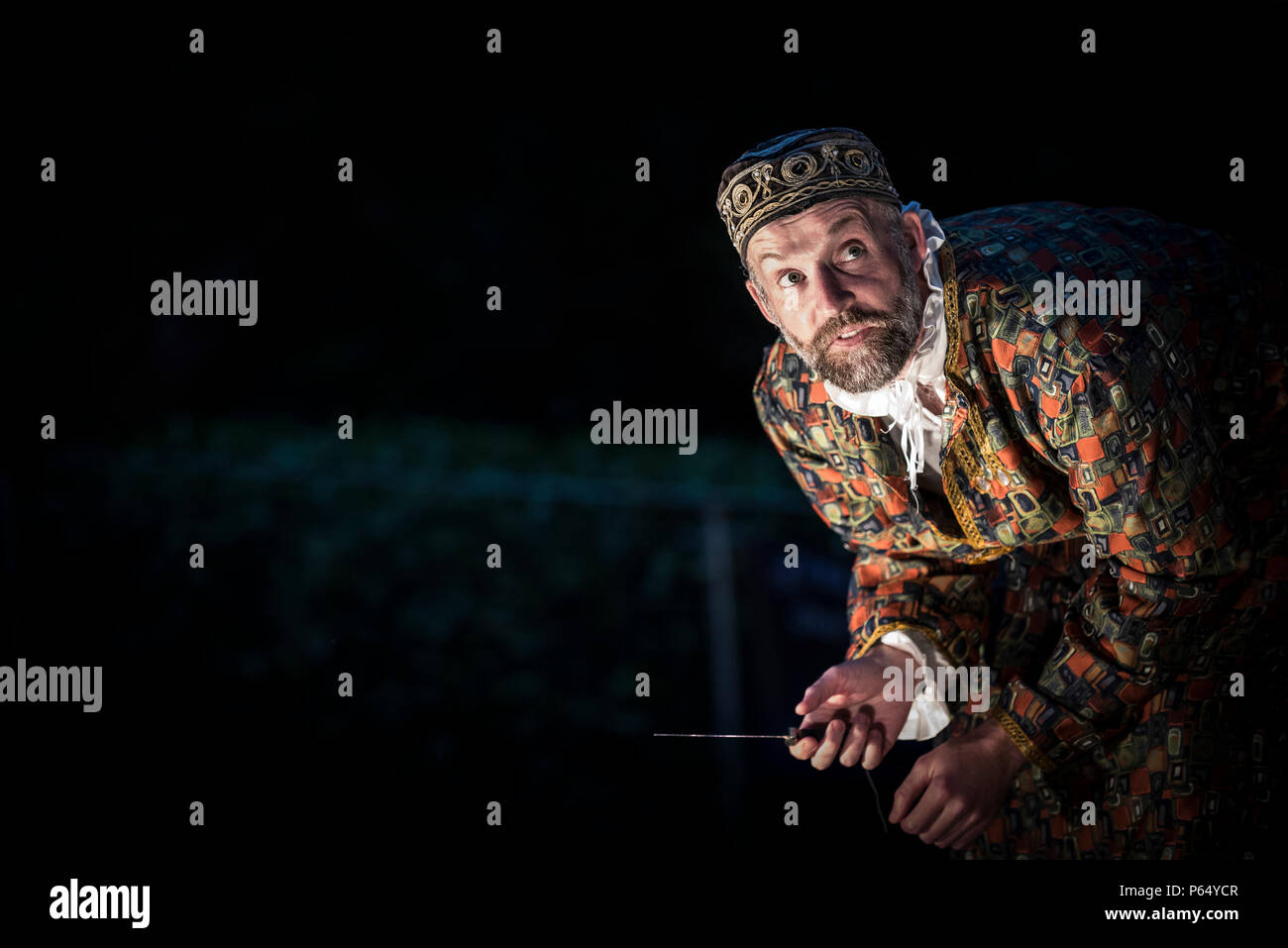 Eine Leistung Der Kaufmann von Venedig von Illyria Theater im Trebah Garten Amphitheater in Cornwall. Stockfoto