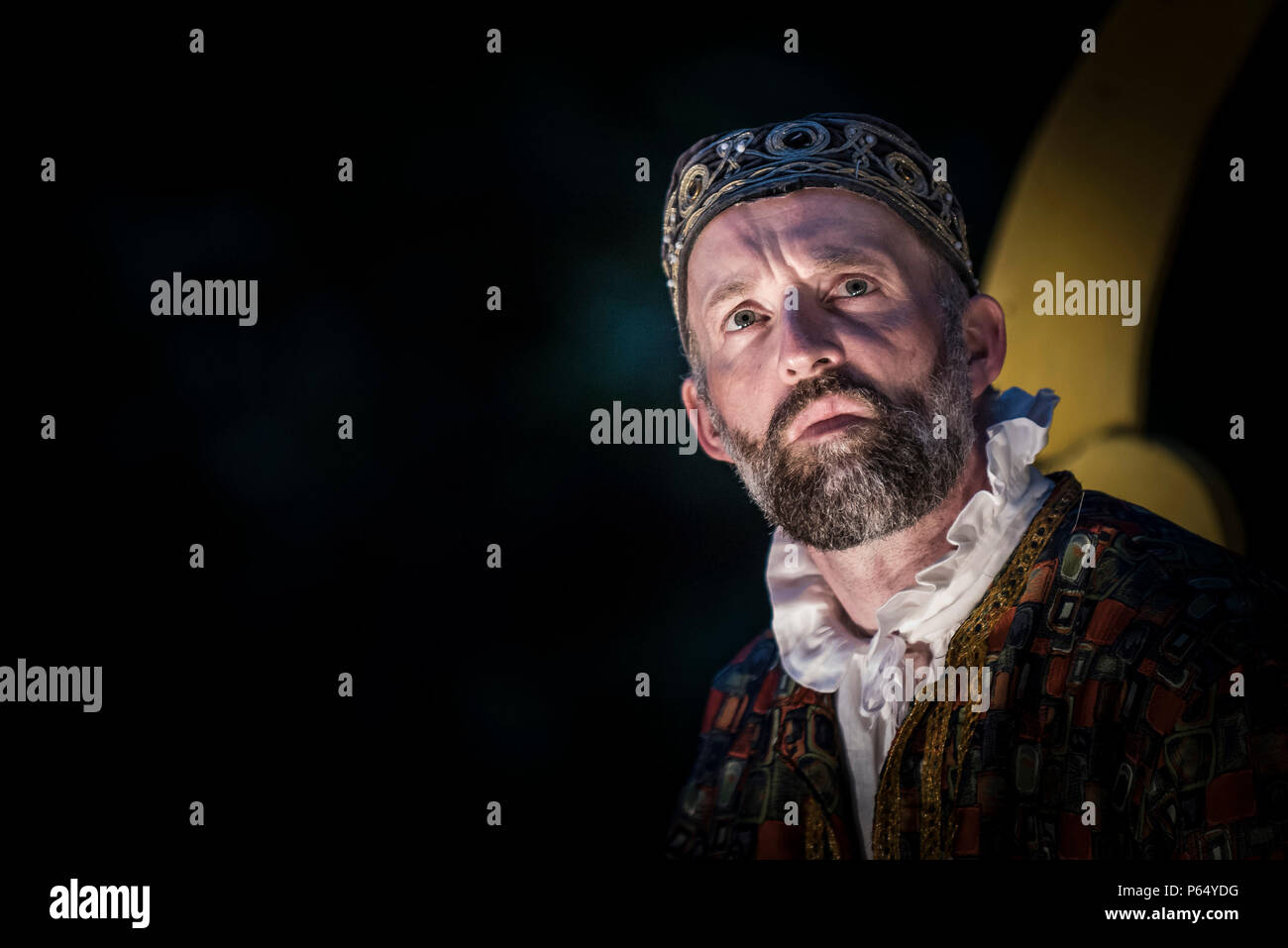 Performance The Merchant of Venice vom Illyria Theatre im Trebah Garden Amphitheatre in Cornwall mit dem Schauspieler David Sayers in der Rolle des Shylock. Stockfoto