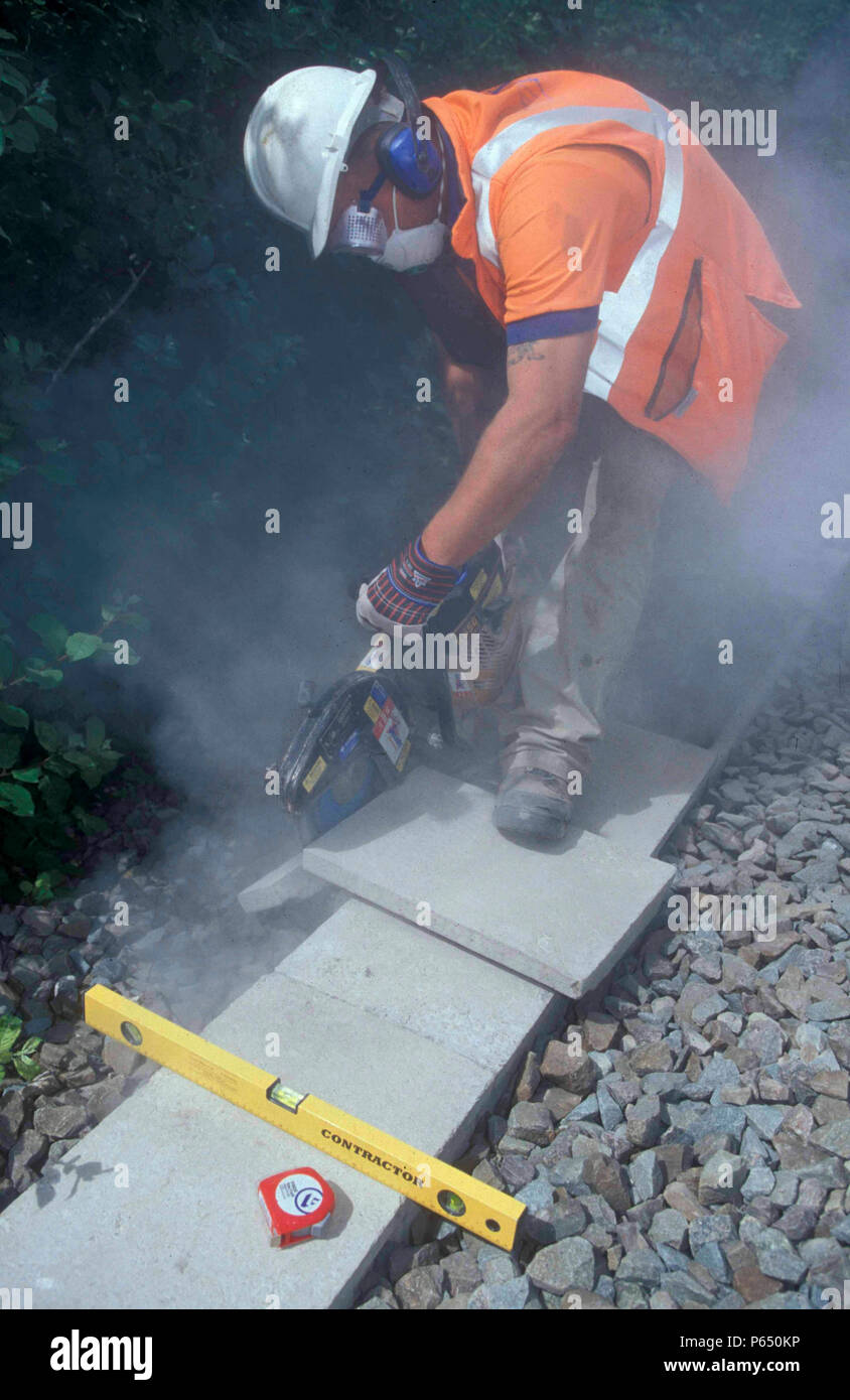 Eine wichtige Schiene Mitarbeiter schneiden Betonplatten zu groß. 2003 Stockfoto