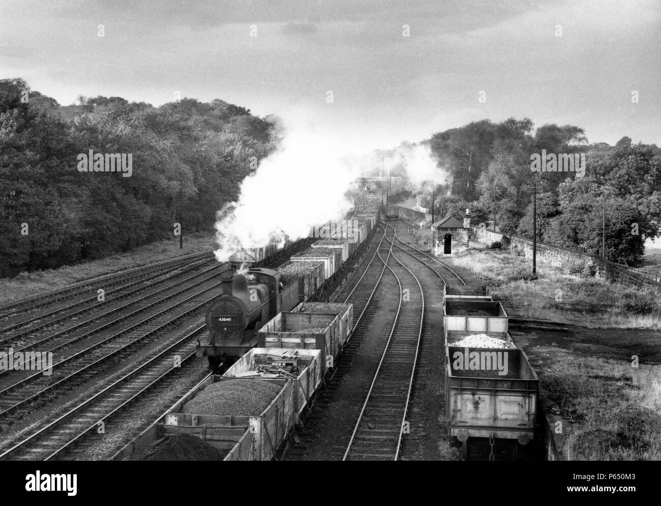 A3F Klasse 0-6-0 an der Spitze eines Güterzugs in den East Midlands. Hinweis: Die Breite der dauerhaft mit 9 Anschlüssen. C 1960 Stockfoto