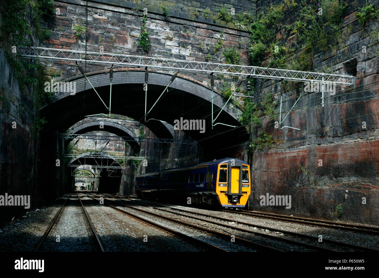 Ein Klasse 158 DMU Köpfe Weg von Liverpool Lime Street im Sommer 2004. Stockfoto