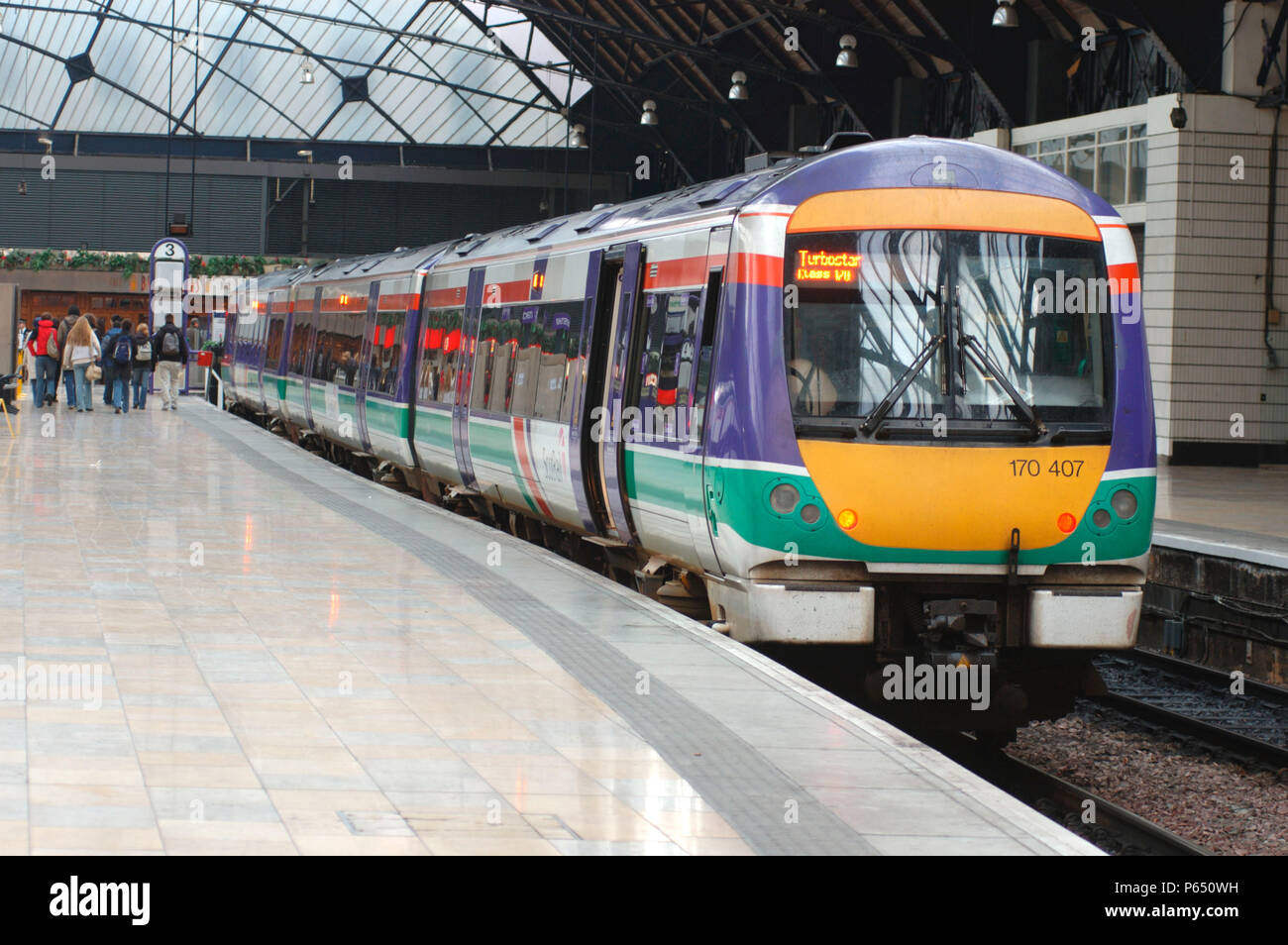 Eine Klasse 170/4 Turbostar DMU-Zuges steht in Glasgow Queen St warten auf Abfahrt nach Edinburgh. April 2005. Stockfoto