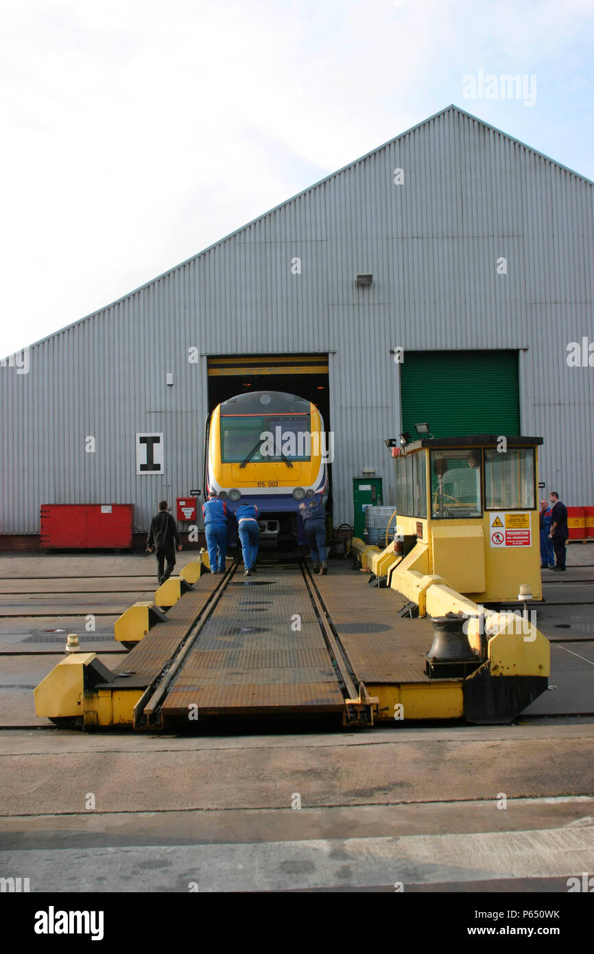 Eine Klasse 175 steht auf die schiebebühne in der Werft Alstom Washwood Heath arbeitet in Birmingham nach dem post produktion Änderungen. 2004 Stockfoto