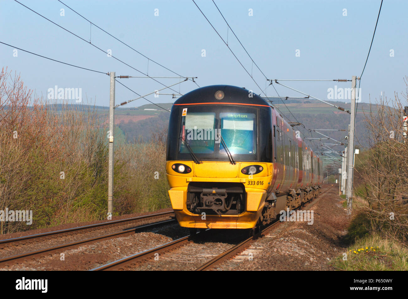 Eine Klasse 333 EMU triebzugeinheit Rennen durch die Aire Tal mit einem Leeds - Skipton Service vor Ort. April 2005. Stockfoto