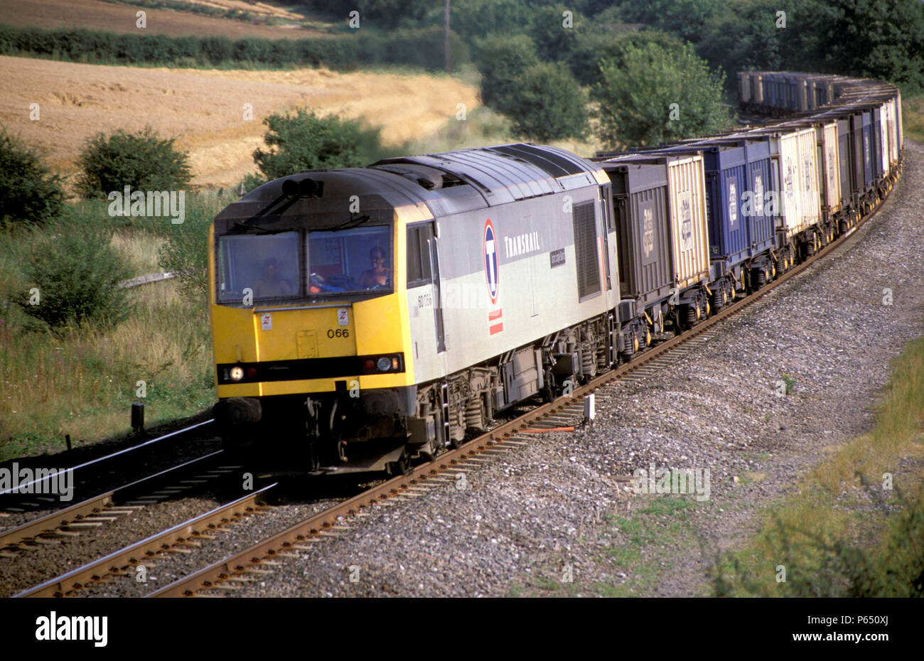 Eine Klasse 60 in Transrail Lackierung mit einem Zug von Gips wagen. C 1997 Stockfoto