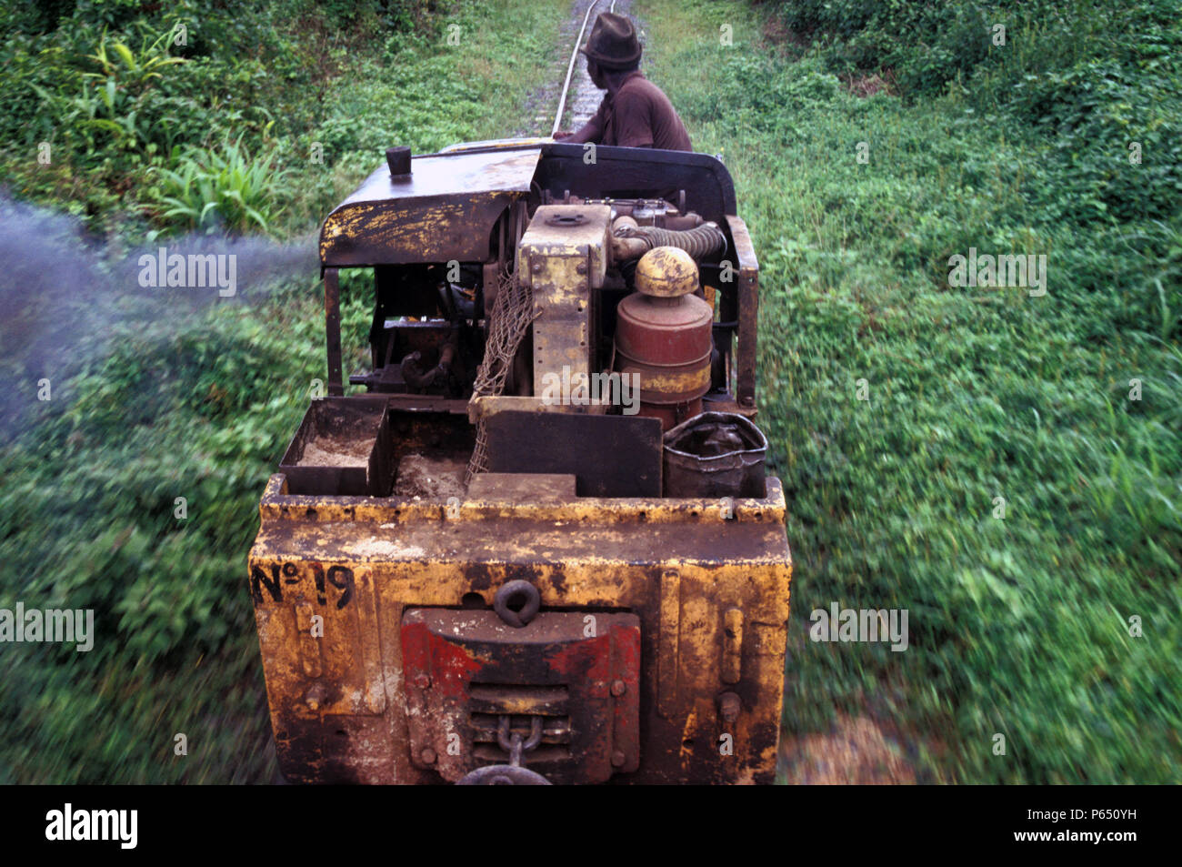 Ein Clayton Diesel hols Protokolle aus dem Wald entlang der Linie auf der Ashanti Goldfield Obuasi am Samstag, 15. Juni 1985. Stockfoto