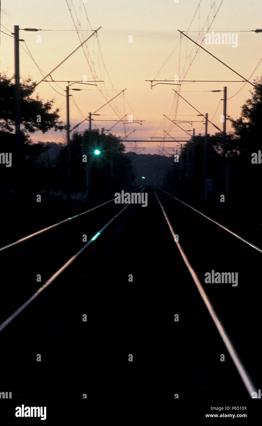 Einen dramatischen Blick auf einen Abschnitt der elektrifizierten Bahnstrecke in Großbritannien. Stockfoto