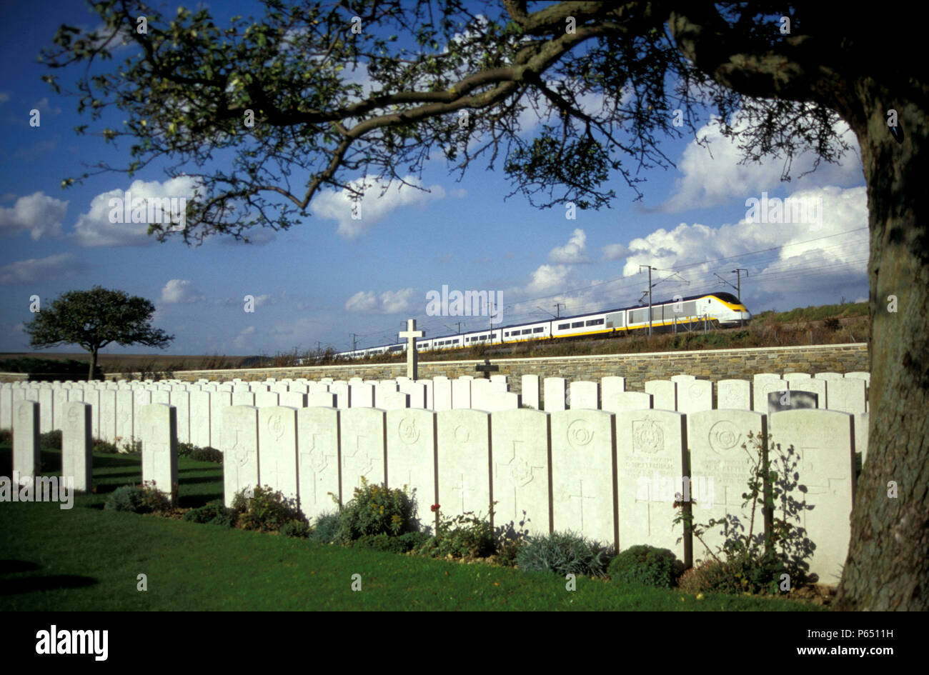 Ein Eurostar Geschwindigkeiten Vergangenheit Kriegsgräber in ein Friedhof im Norden Frankreichs. C 1995 Stockfoto
