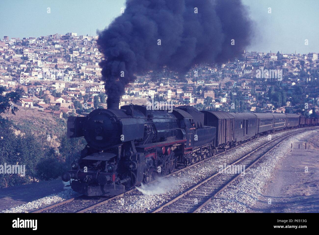Ein ehemaliger deutscher Kreigslokomotiv 2-10-0 klettert von Izmir mit dem 08.00 ixed' auf gifhorn am Samstag, den 21. August 1976. Stockfoto