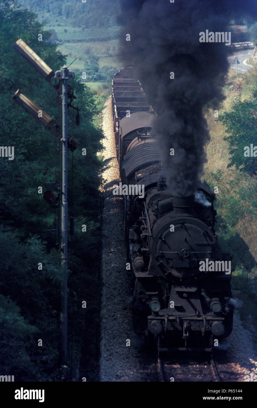 Eine ehemalige preußische G12 Klasse 3 Zylinder 2-10-0 klassifiziert 36 von Jugoslawischen Eisenbahnen - Stürme der Gradient von Prvacina auf der Linie zwischen Se auf Stanjel Stockfoto