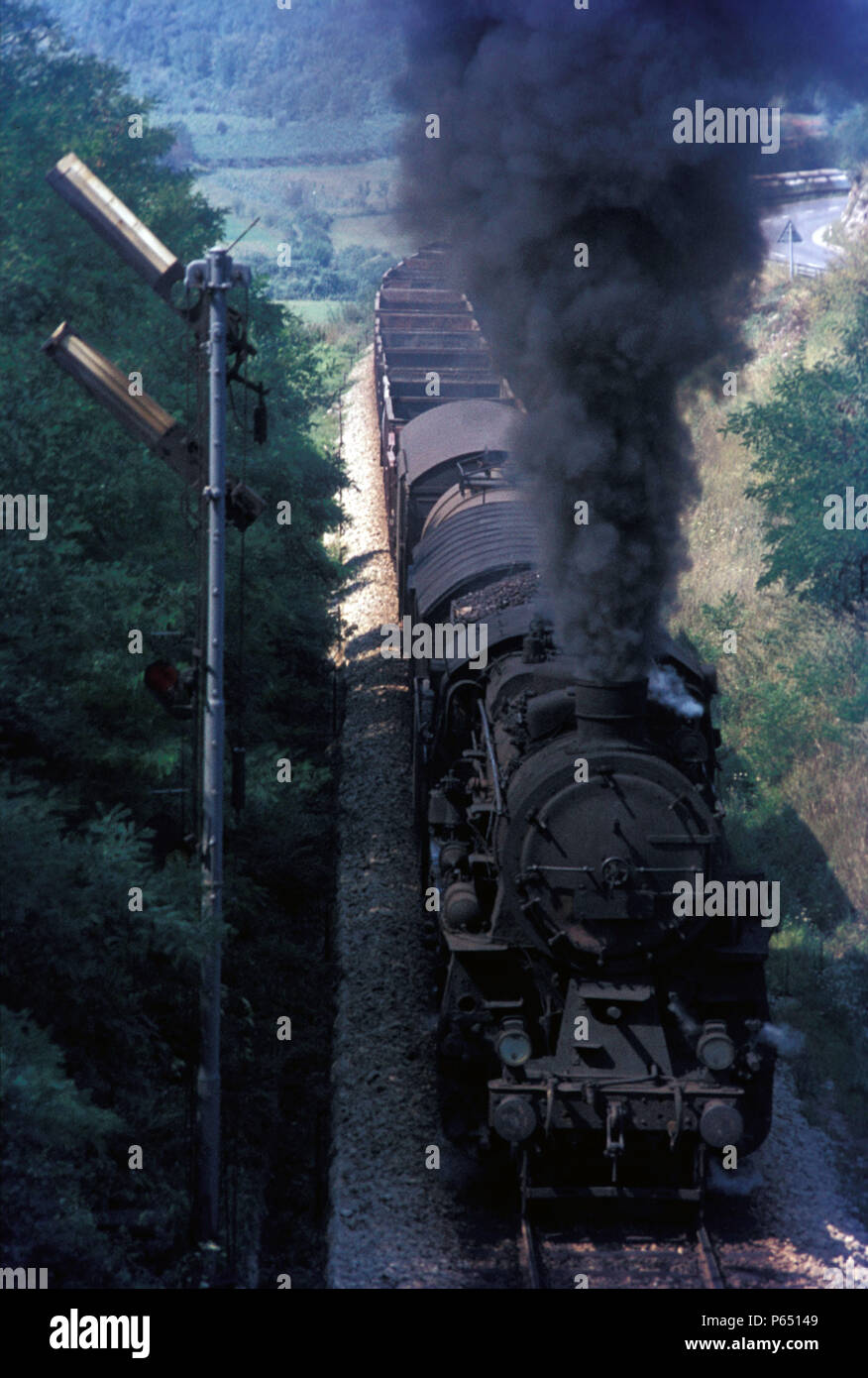 Eine ehemalige preußische G12 Klasse 3 Zylinder 2-10-0 klassifiziert 36 von Jugoslawischen Eisenbahnen Stürme den Farbverlauf von Prvacina auf der Linie zwischen Nov bis Stanjel Stockfoto