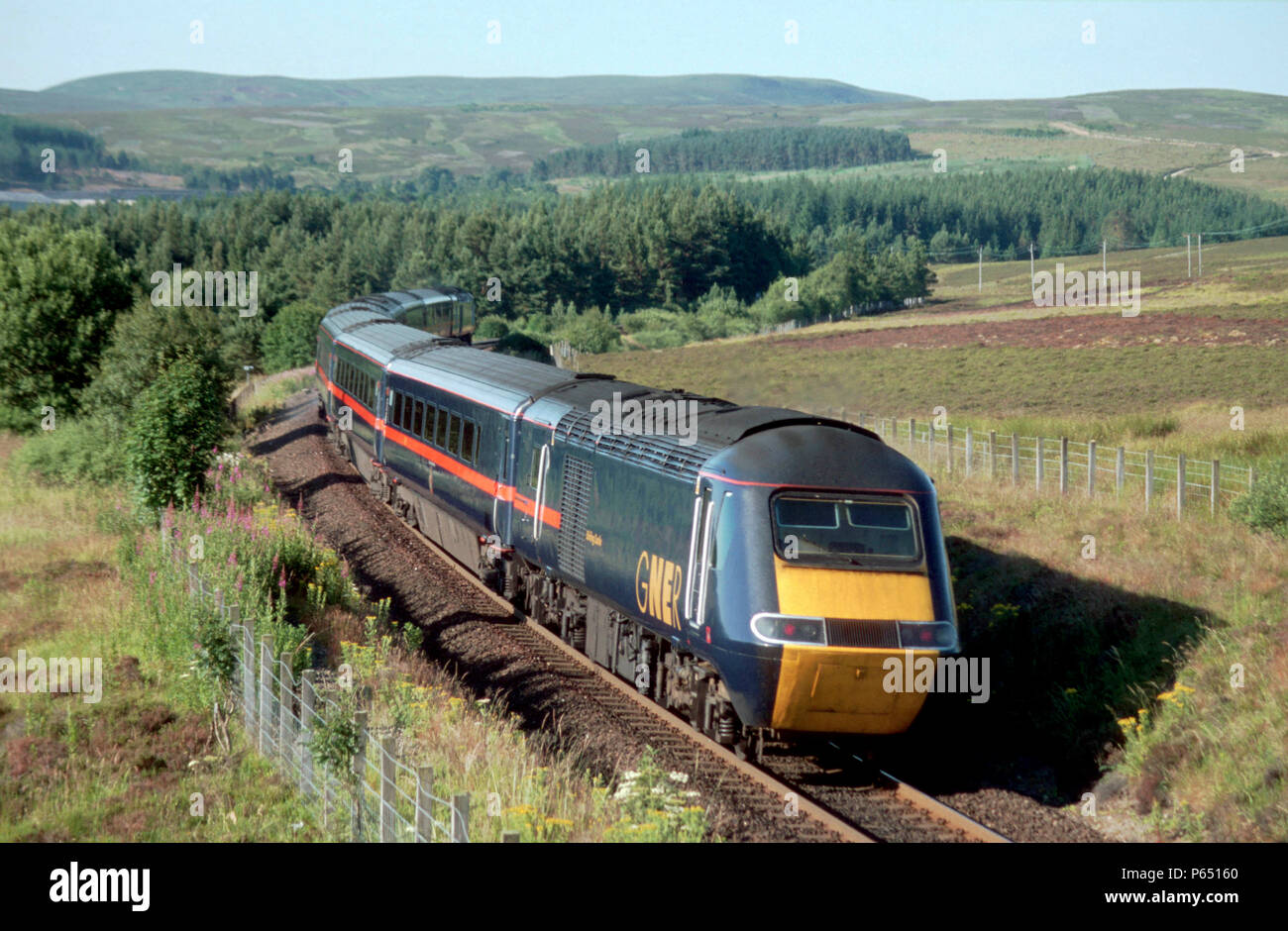 Ein GNER HST nördlich von Inverness kurz nach dem Überfahren des Kinghorn Viadukt in Schottland. 2003 Stockfoto