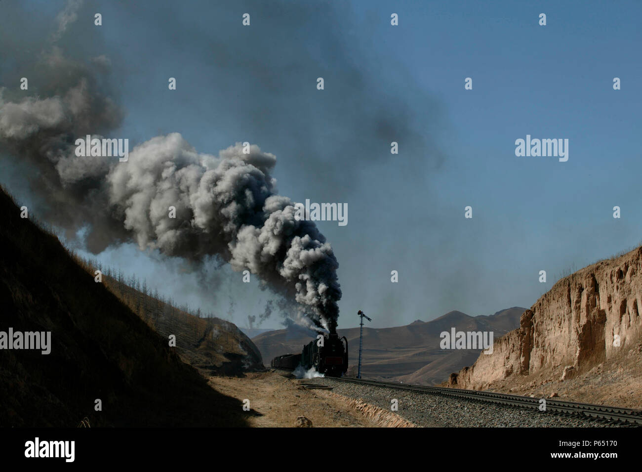 Eine Holoku zu Daban Fracht geht die Entfernung semaphore an Shangdian auf dem Jing Peng pass Abschnitt des Ji-Tong Eisenbahn in der Inneren Mongolei. Stockfoto