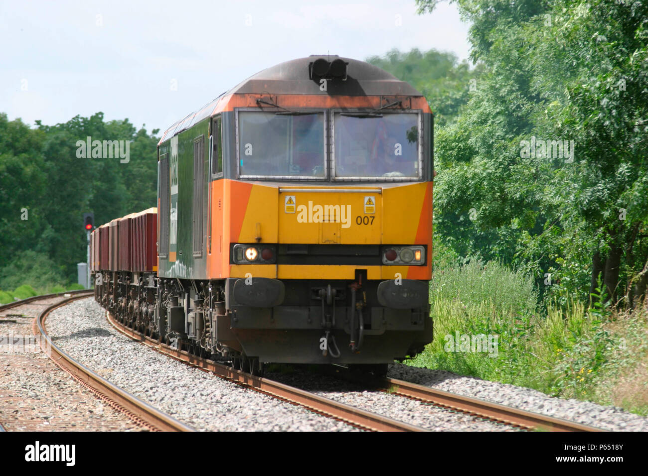 Eine Loadhaul Klasse 60 mit einer Last von Ballast auf der Bedford zu Bletchley Linie. Juni 2004 Stockfoto