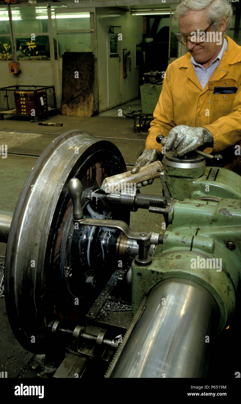 Ein Maschinist gilt schneiden Öl in das Werkzeug während der Renovierung der Radsätze auf einem Lethe bei Wolverton funktioniert. c 1993 Stockfoto