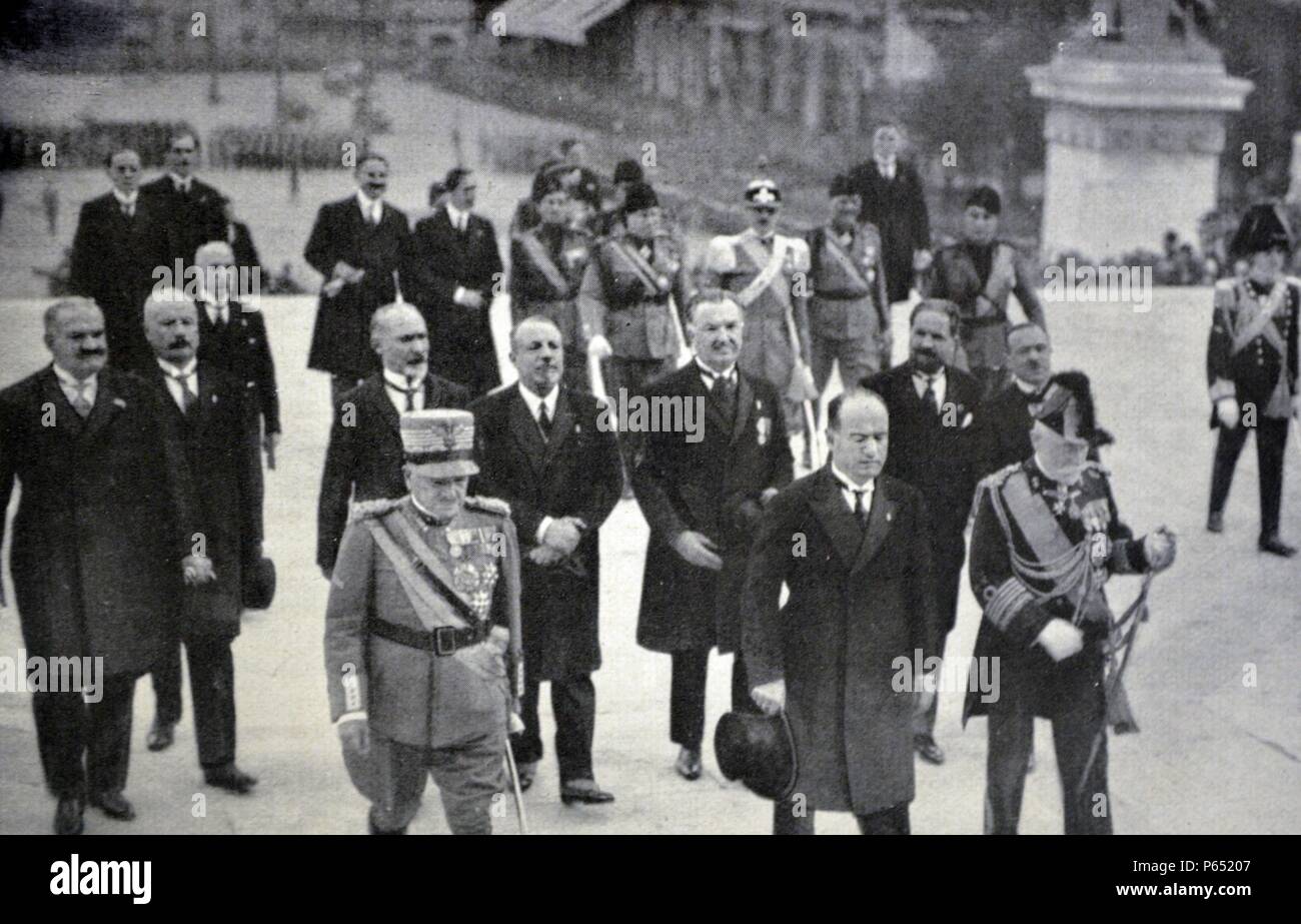 Rom, 4. November 1926 - Der Duce, kehrte in die Hauptstadt nach der Bombardierung von Bologna, vom Gouverneur von Rom begleitet, und allgemeine Bazan Stockfoto