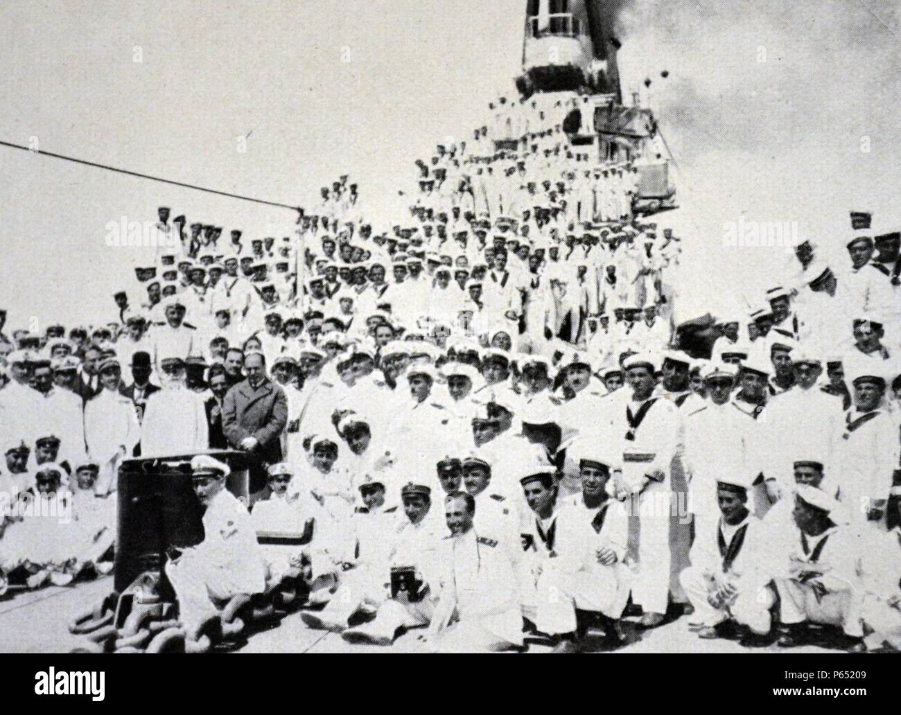 Genua - Mussolini und der Herzog von das Meer, Grand Admiral Thaon de Revel, unter den Matrosen der 'Duilio. Stockfoto