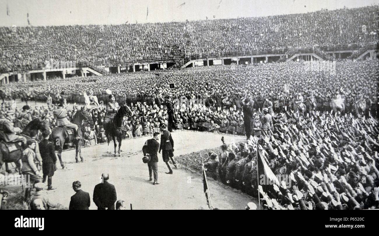 Bologna, 31. Oktober 1926 - die feierliche Eröffnung des Littoriale - den Duce spricht für die Soldaten und die große Flut von Menschen Stockfoto