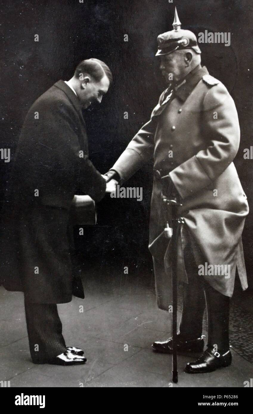 Präsident Paul von Hindenburg mit Bundeskanzler Adolf Hitler im Jahre 1933. Hindenburg (1847 â € ì 2. August 1934) war ein Preußisch-deutsche Feldmarschall, Staatsmann und Politiker, und diente als der zweite Präsident der Bundesrepublik Deutschland von 1925 bis 1934. Stockfoto
