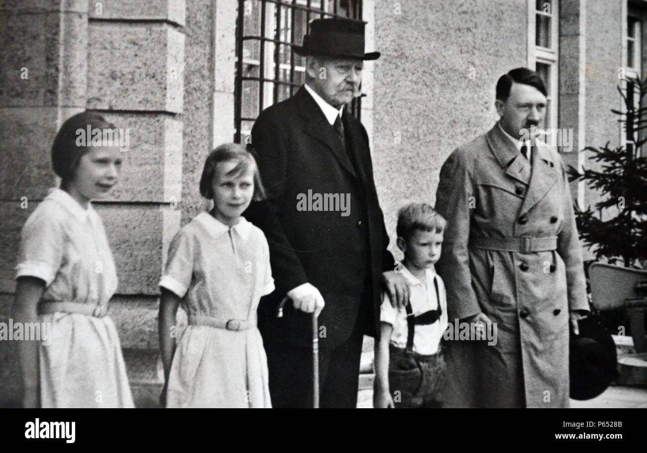 Präsident Paul von Hindenburg mit Adolf Hitler im Jahre 1929. Hindenburg (1847 â € ì 2. August 1934) war ein Preußisch-deutsche Feldmarschall, Staatsmann und Politiker, und diente als der zweite Präsident der Bundesrepublik Deutschland von 1925 bis 1934. Stockfoto