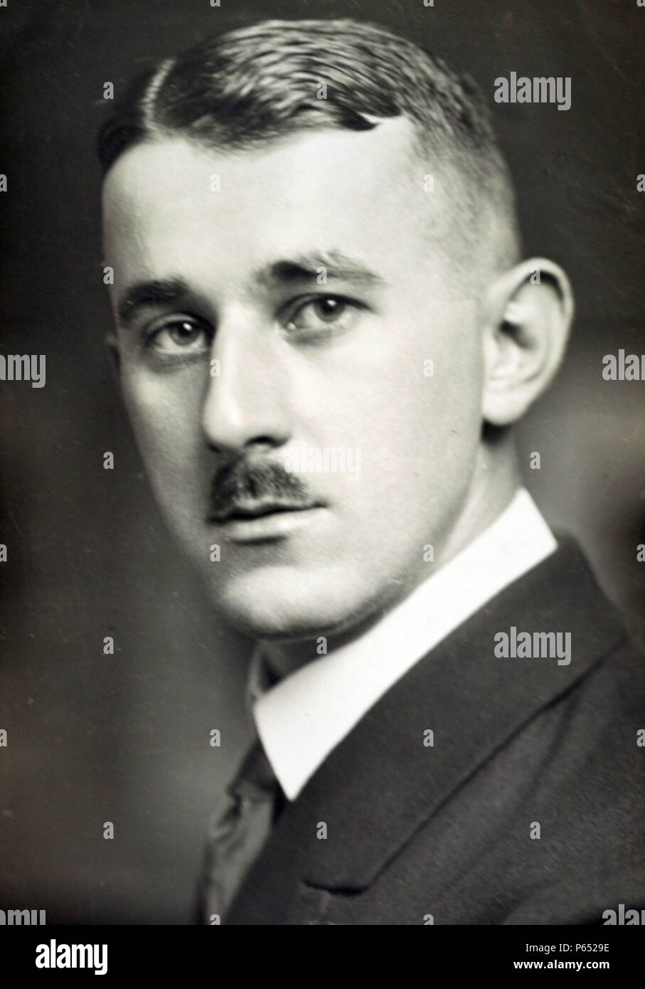 Hermann Esser (29. Juli 1900 â € ì vom 7. Februar 1981), war ein frühes Mitglied der NSDAP, die im Jahre 1920 mit Adolf Hitler eingegeben. Ein Journalist, Esser war der Herausgeber der Nationalsozialistischen Papier, VÃ¶lkischer Beobachter und ein Nazi Mitglied des Reichstages. In der frühen Geschichte der Partei, er war Hitlers de-facto-Stellvertreter. Stockfoto