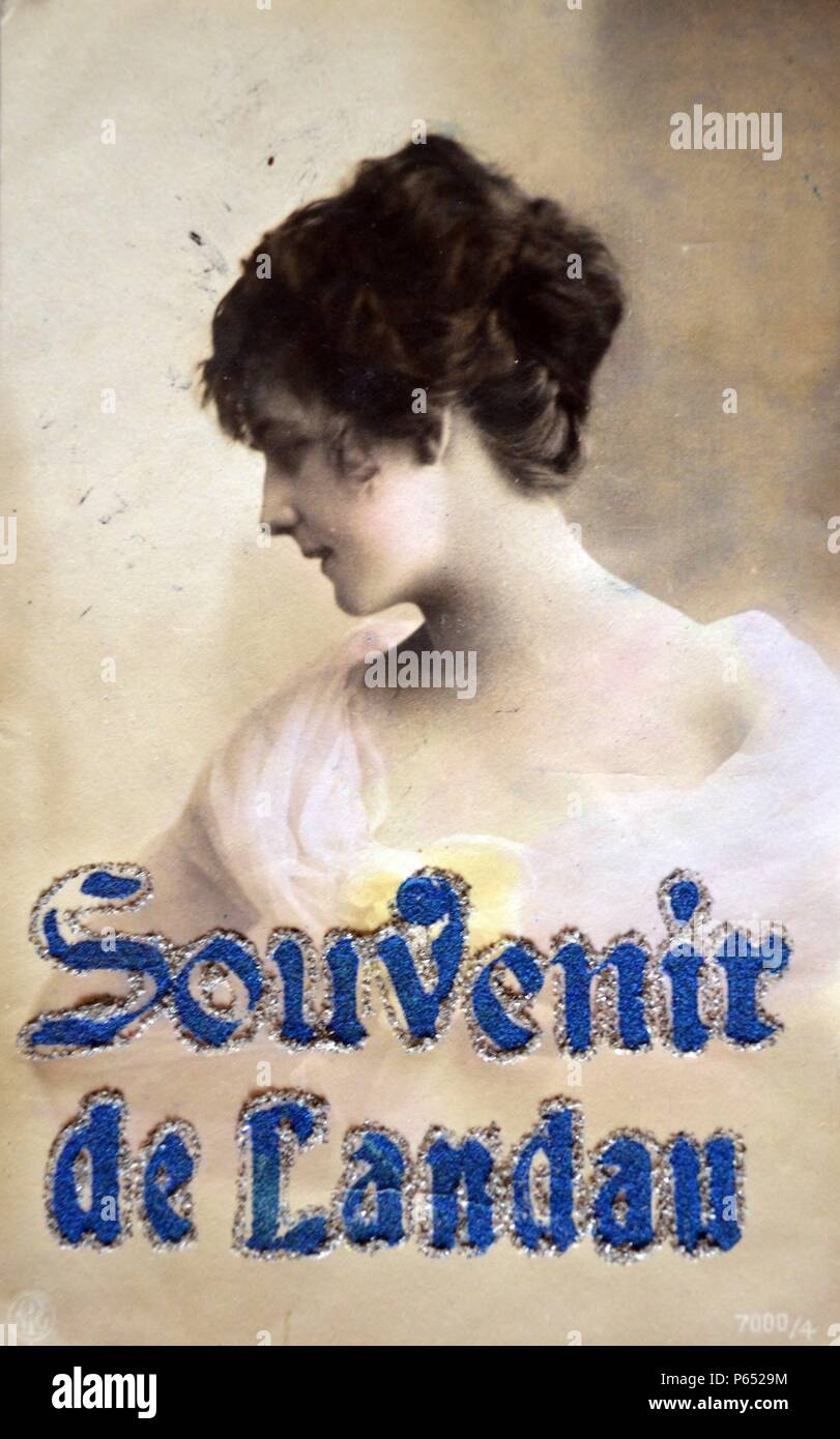 eine Postkarte einer jungen Frau, die geschickt von einem französischen Soldaten in Landau, im besetzten Deutschland nach dem ersten Weltkrieg Stockfoto