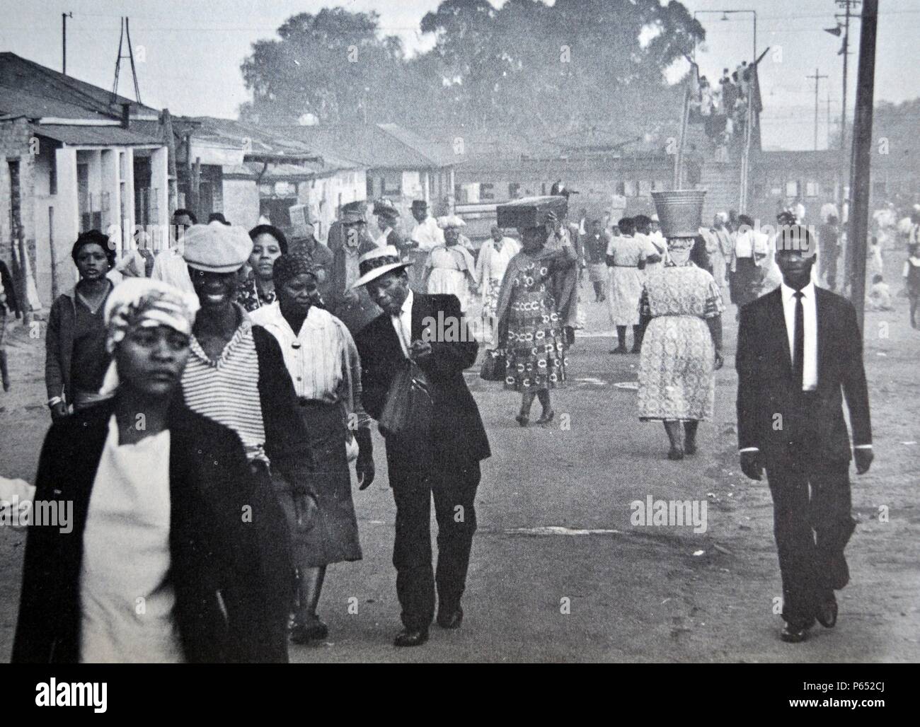 Südafrikanische schwarze Arbeiter früh aufstehen an einem Segreagted Township bei johannesburg Stockfoto