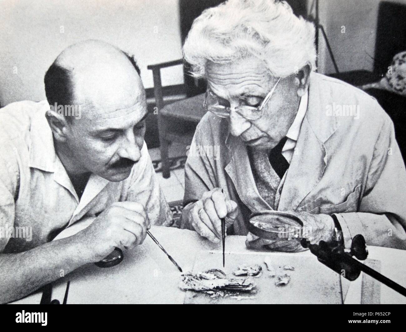 Proben aus den Schriftrollen vom Toten Meer 1965 Studium Israels Professor Yigal Yadin und James biberkraut Stockfoto