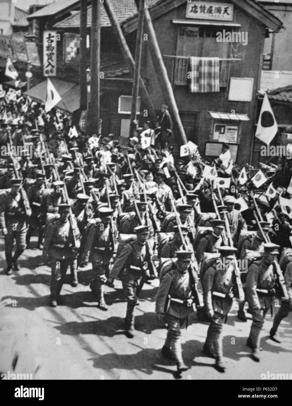 Feierliche Parade von japanischen Soldaten vor der Einschiffung der Mandschurei die Japanische Region China während des chinesisch-japanischen Krieges kontrolliert. Stockfoto