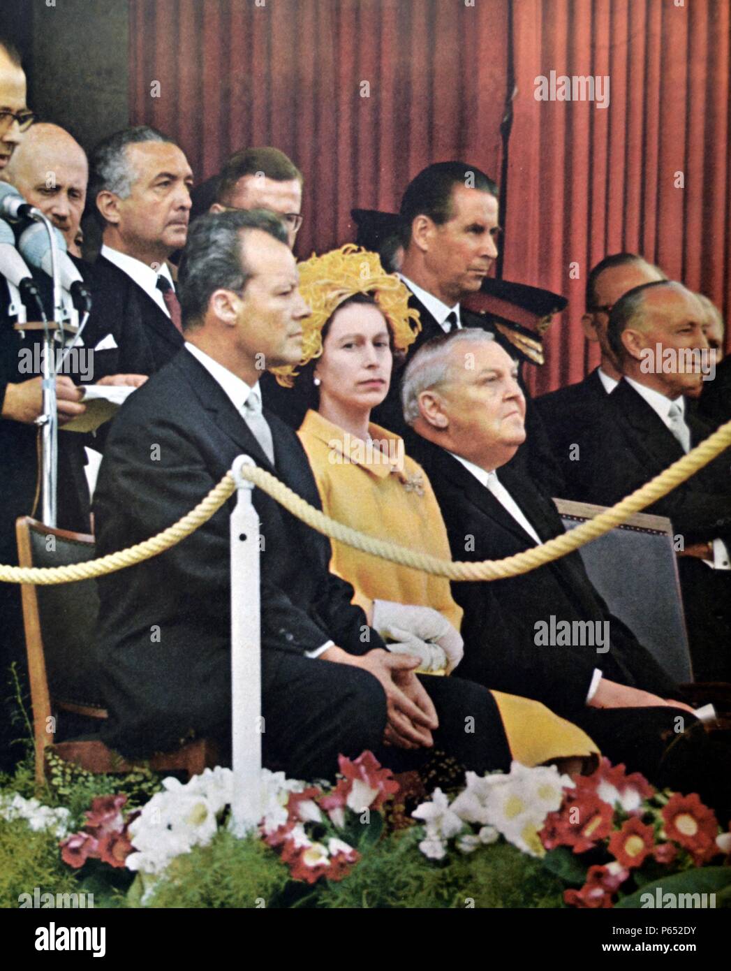Königin Elisabeth II. von Großbritannien auf einem Staatsbesuch in der Bundesrepublik Deutschland wird durch den Bürgermeister von West-berlin, Willy Brandt und der Bundeskanzler Ludwig Erhard begleitet Stockfoto
