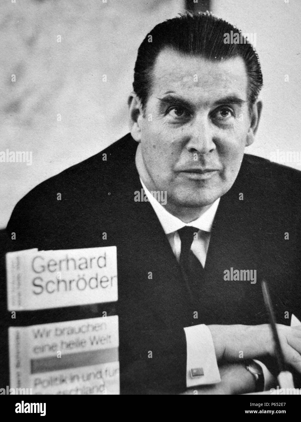 Gerhard Schröder (1910 - 31. Dezember 1989) westdeutsche Politiker und Mitglied der Christlich Demokratischen Union (CDU) Party. Er diente als Bundesminister des Innern von 1953 bis 1961 als Außenminister von 1961 bis 1966, und als Verteidigungsminister von 1966 bis 1969. Bei den Wahlen von 1969, die er für das Amt des Präsidenten der Bundesrepublik Deutschland lief, war aber outpolled von Gustav Heinemann Stockfoto