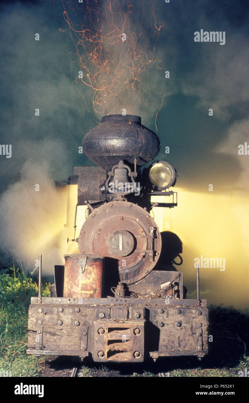 Ma-AO's Zucker Zentrale Nr. 1 ein Alco 2-6-0 Mogul bei der Arbeit auf der Linie Schnitt, Schnitt auf der philippinischen Insel Negros am Samstag, den 2. November 1974. Stockfoto