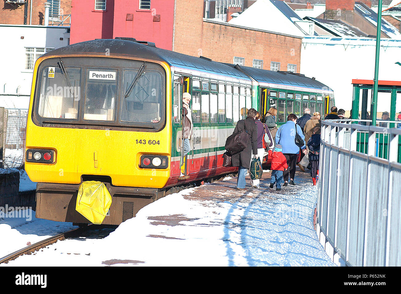 Merthyr ist Eine der Endstationen für Tal die Züge aus Cardiff und eine Nacht Schnee Sturm führte zu einem attraktiven Szene Anfang 2004 als Stockfoto