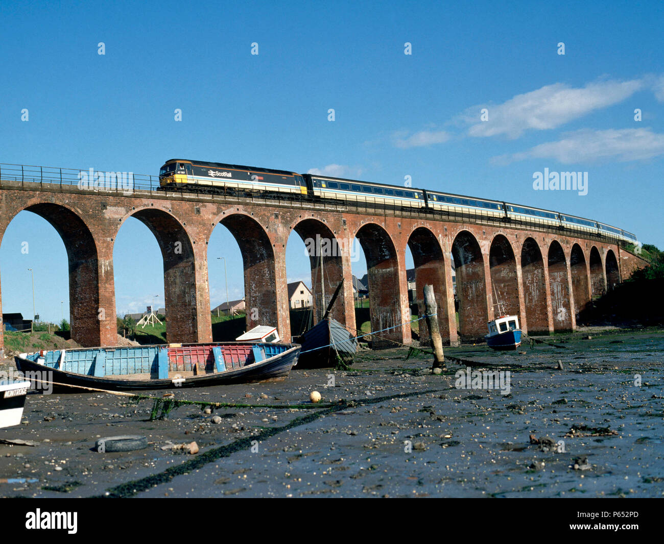 Montrose. Nr. 47707 kommt über Zoll Brücke mit 15:25. Ex-Glasgow nach Aberdeen. 16.05.1989. Stockfoto