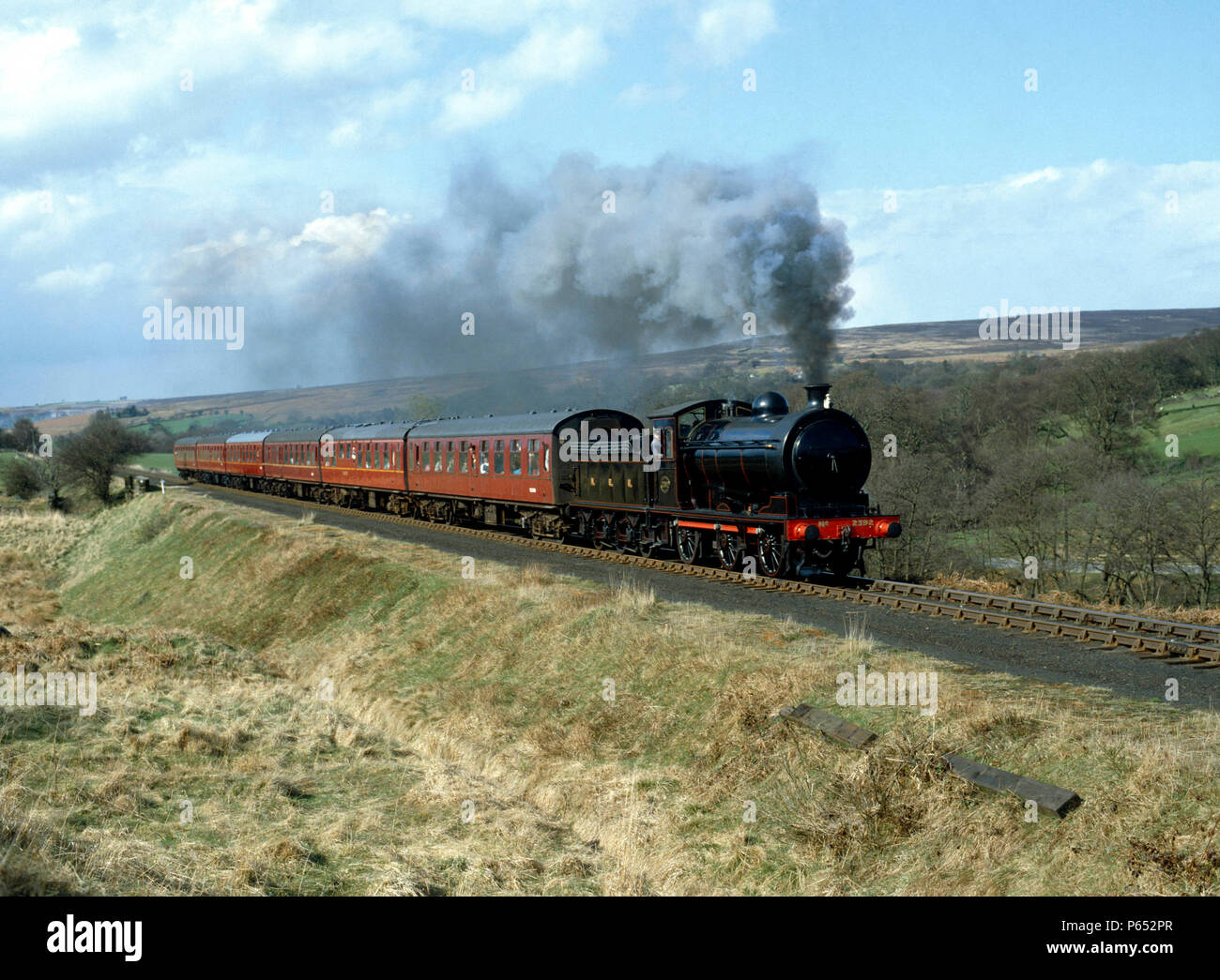 N.Y.M.R. Art.Nr.2392 beschleunigt weg von Goathland an Moorgates mit dem 15:35 ex Grosmont für Pickering. 19.04.1987. Stockfoto