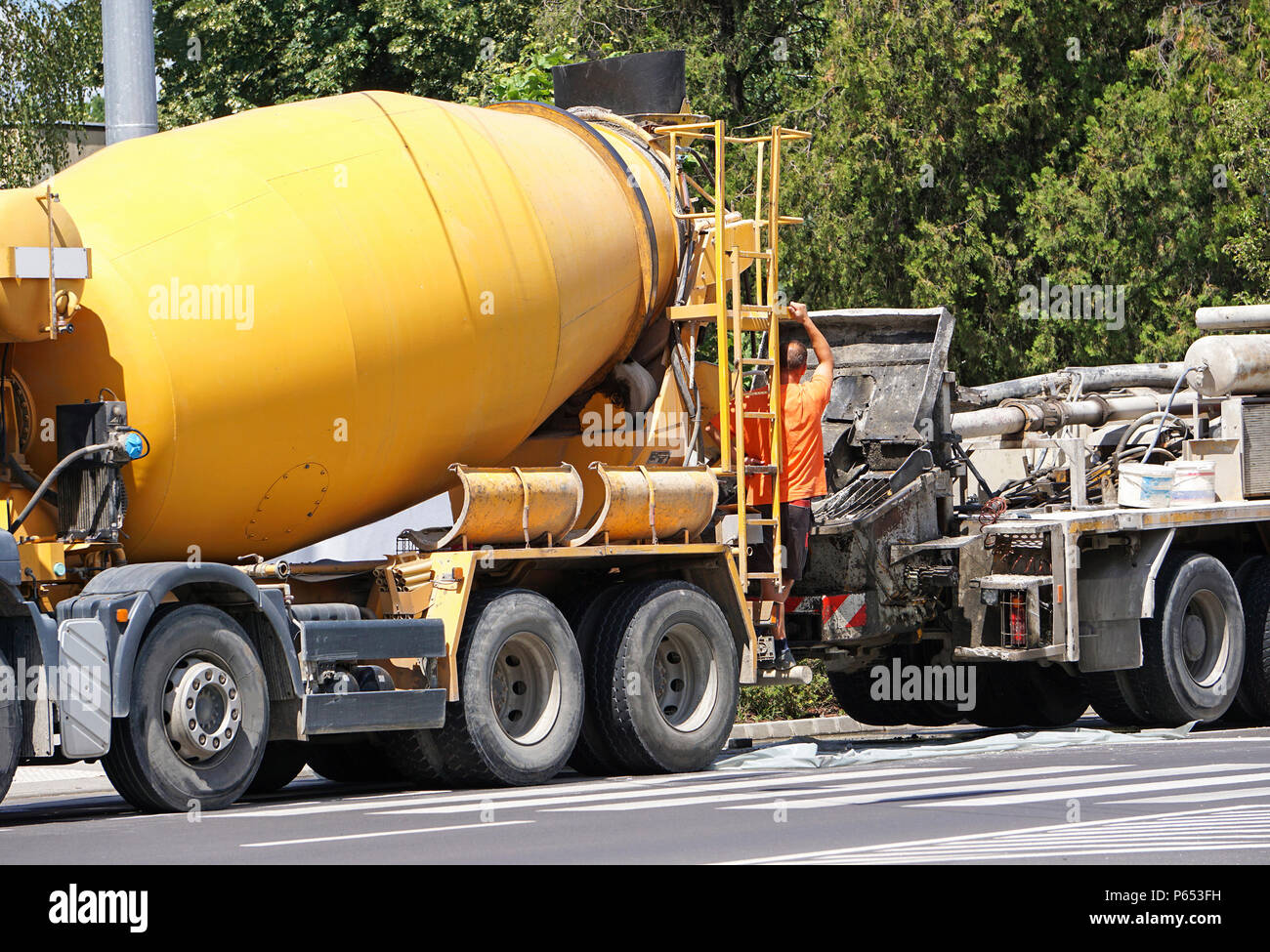 Betonmischer-LKW auf der Baustelle Stockfoto