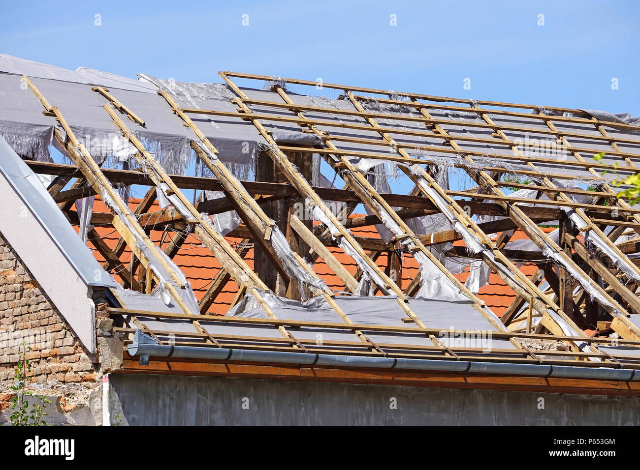 Zerstörte Dach eines alten Gebäudes Stockfoto