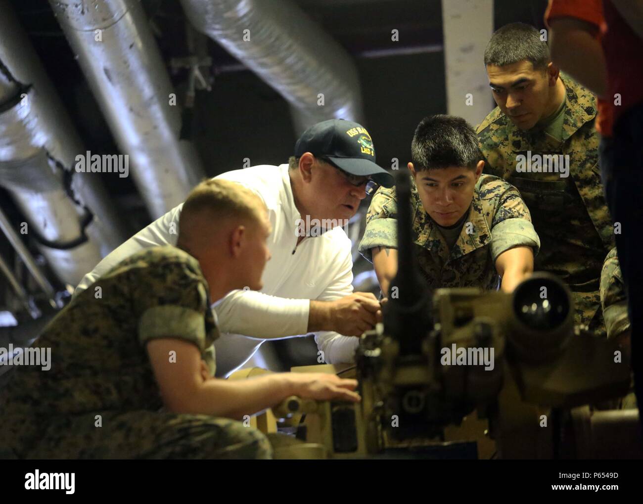 Marines mit 2Nd Marine Division zeigen Sie, dass Sie die Teile einer M1A1 Main Battle Tank zu einem Mitglied der U.S. Navy League während einer Tour der USS Bataan, an der Ostküste der Vereinigten Staaten, 1. Mai 2016. Der Kapitän des Schiffes eingeladen, die Marine Liga Mitglieder an Bord, um ihnen zu danken für ihre ehrenamtliche Arbeit die Organisation von Veranstaltungen für Flotte Woche Port Everglades in Fort Lauderdale, Fla., 2-8. Die Mehrheit der Mitglieder des Navy League sind Veteranen und waren daran interessiert, zu sehen, wie die militärische Ausrüstung geändert hat oder gleich geblieben seit ihrer Zeit im Service. (U.S. Marine Co Stockfoto