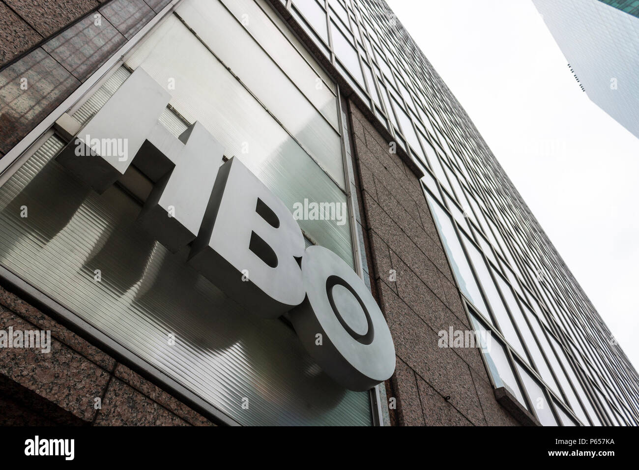 New York City. Logo der Home Box Office (HBO), einem amerikanischen Premium Kabel- und Satellitenfernsehen, in der HBO-Shop an der Sixth Avenue (Avenue von t Stockfoto