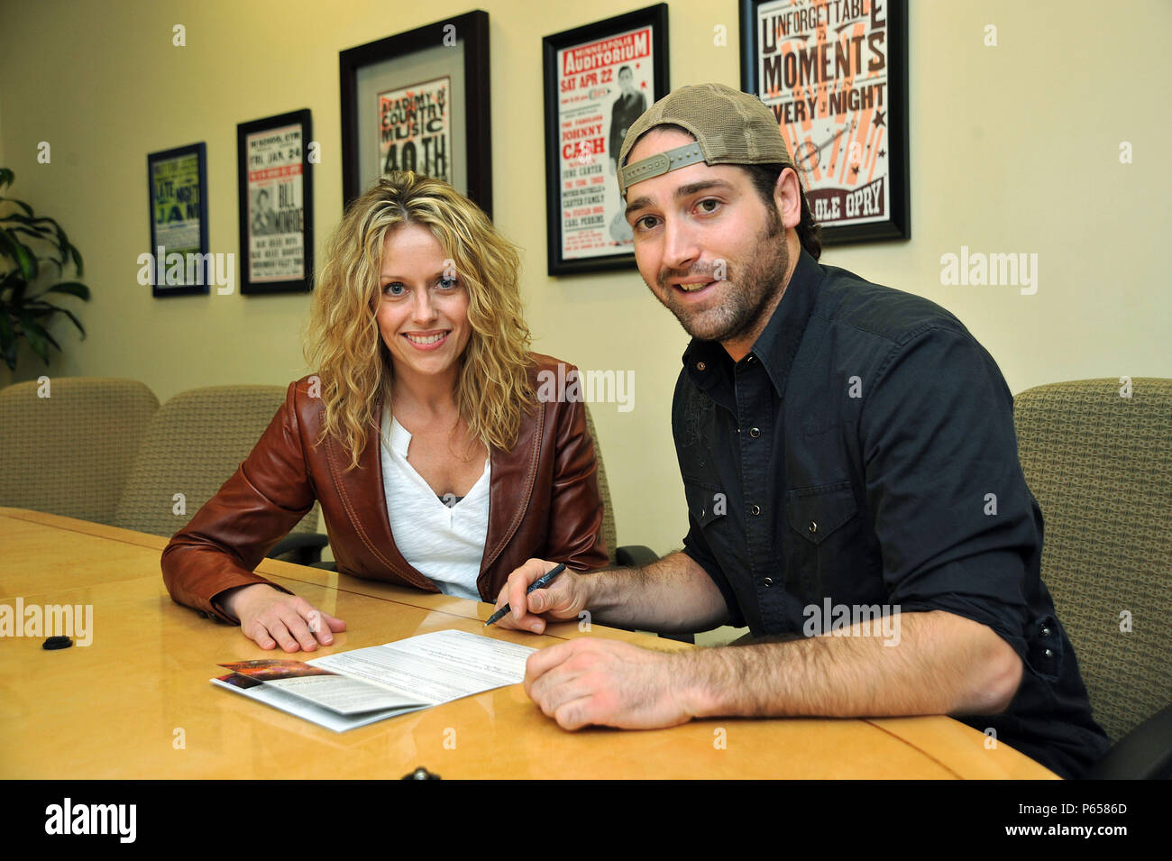 Josh Thompson 02 - Josh Thompson an der ACM-Büro in Sherman Oaks. Josh Thompson 02 Veranstaltung in Hollywood Leben - Kalifornien, Red Carpet Event, USA, Filmindustrie, Prominente, Fotografie, Bestof, Kunst, Kultur und Unterhaltung, Topix prominente Mode, Besten, Hollywood Leben, Event in Hollywood Leben - Kalifornien, Roter Teppich und backstage,, Kunst, Kultur und Unterhaltung, Fotografie, Anfrage tsuni@Gamma-USA.com, Musik Prominente, Musiker, Music Group, 2000 bis 2009 Stockfoto