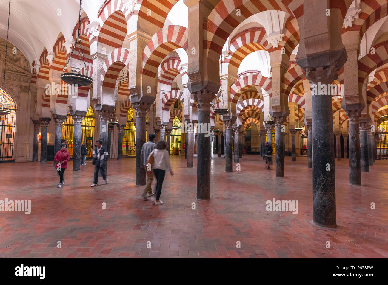 Andalusien Spanien reisen, Touristen, die in der Kathedrale Moschee (Mezquita) in Córdoba Erfahrung seiner erhabenen maurischer Architektur, Andalusien, Spanien Stockfoto